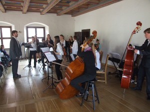 Smyčcový orchestr navštívil Bausku v Lotyšsku