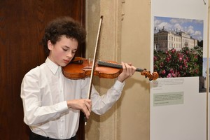 Houslista Vilém Jirsa zahájil výstavu 100 let Lotyšska v Národní knihovně v Klementinu